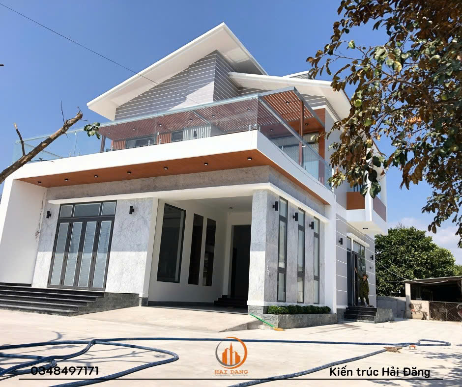 Phuc's House - Nhà phố mái lệch hiện đại tại Bông Trang